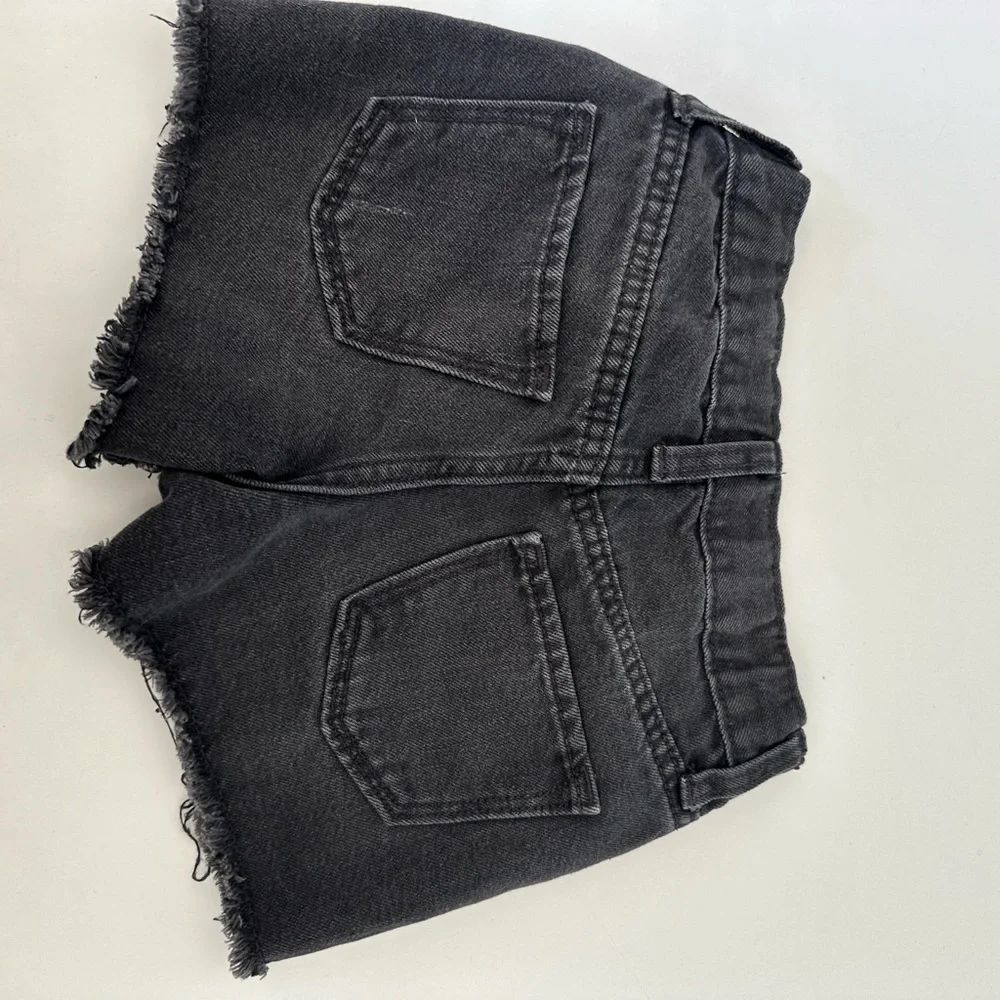 Old Navy Denim Shorts - Picture 3 of 4